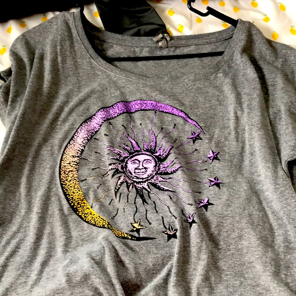 Dark gray short sleeve T-shirt with moon and sun